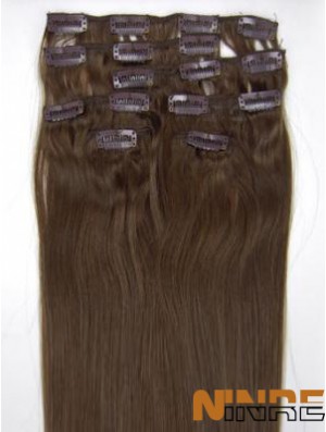 Pince à cheveux remy droite brune parfaite dans les extensions de cheveux