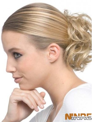 Enveloppement de cheveux blonds