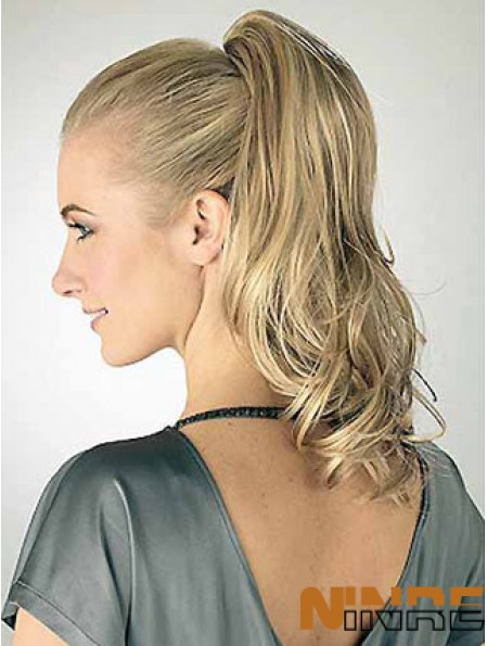 Grandes queues de cheval blondes ondulées