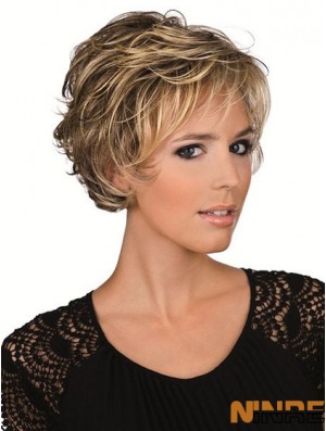Cheveux bruns avec coupe courte en dentelle sur le devant