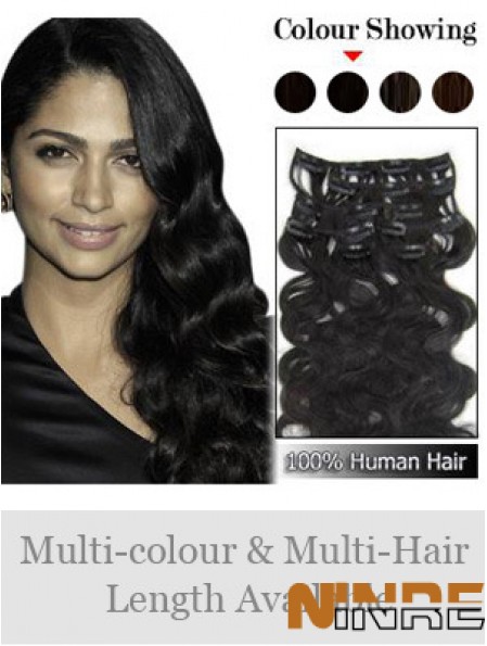 Grande pince à cheveux ondulée noire remy dans les extensions de cheveux